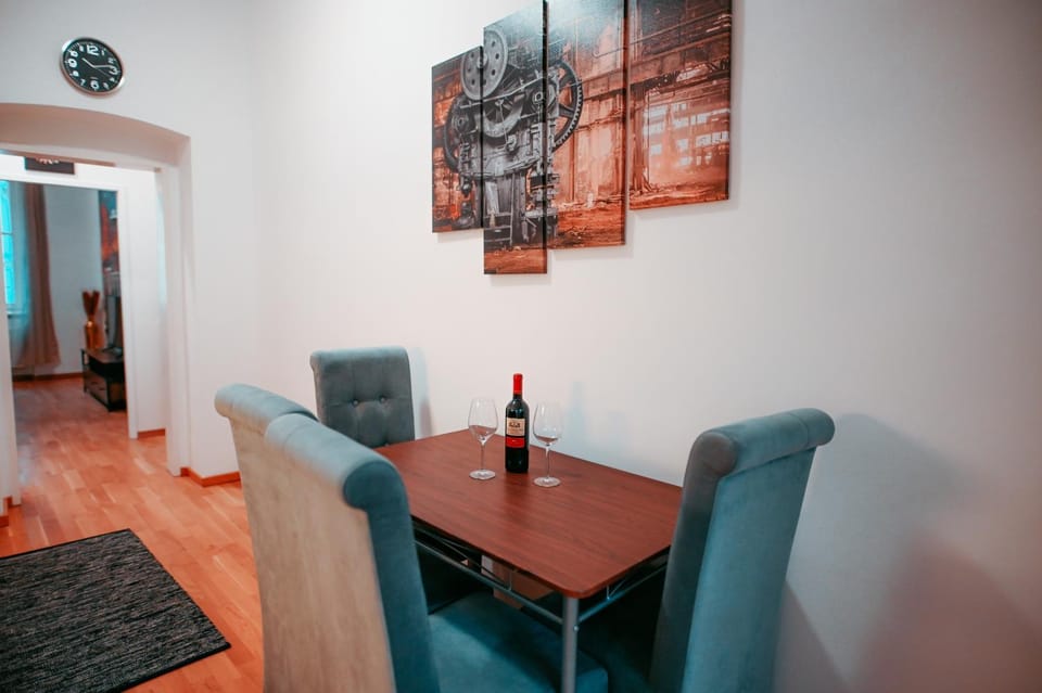 Seating area, Dining area