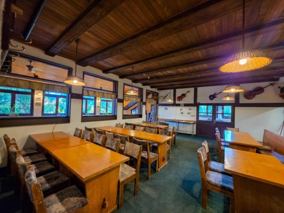 Restaurant/places to eat, Seating area