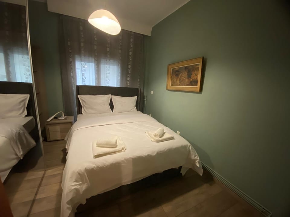 Bed, Photo of the whole room, Bedroom, towels