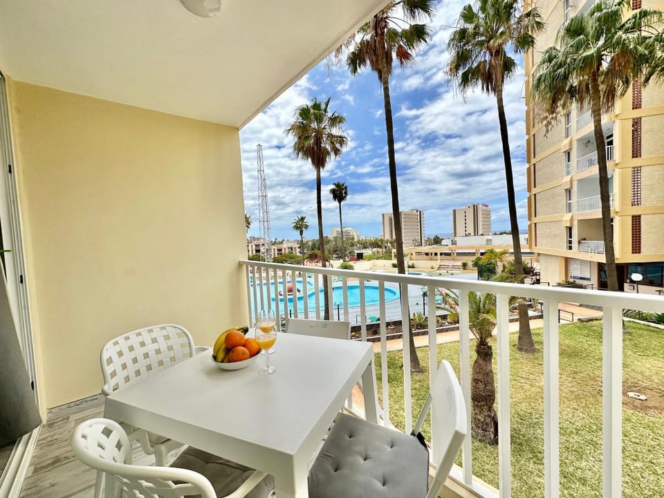 Balcony/Terrace, Dining area, Pool view