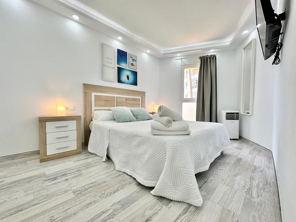 Bed, TV and multimedia, Photo of the whole room, Bedroom, towels