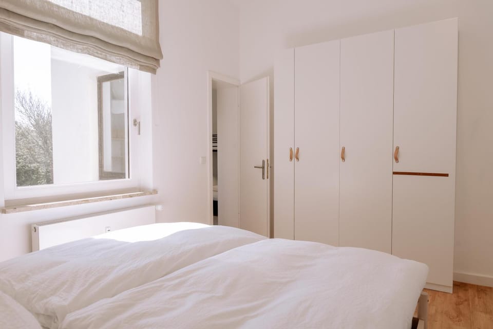 Photo of the whole room, Bedroom, wardrobe
