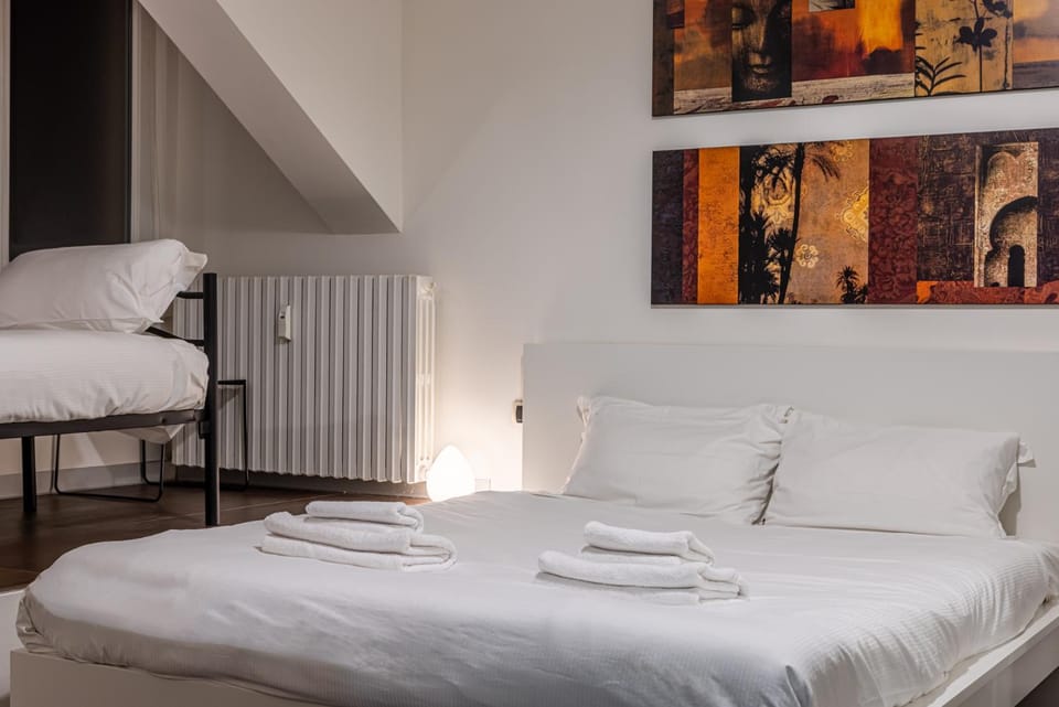 Bed, Bedroom, internet, towels