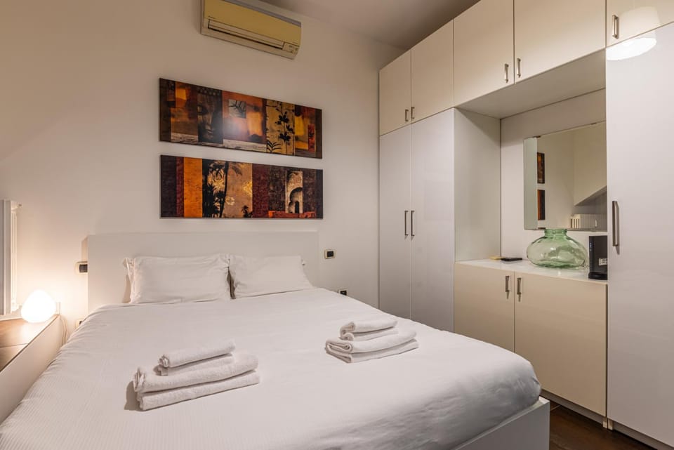 Bed, Bedroom, towels, wardrobe, air conditioner