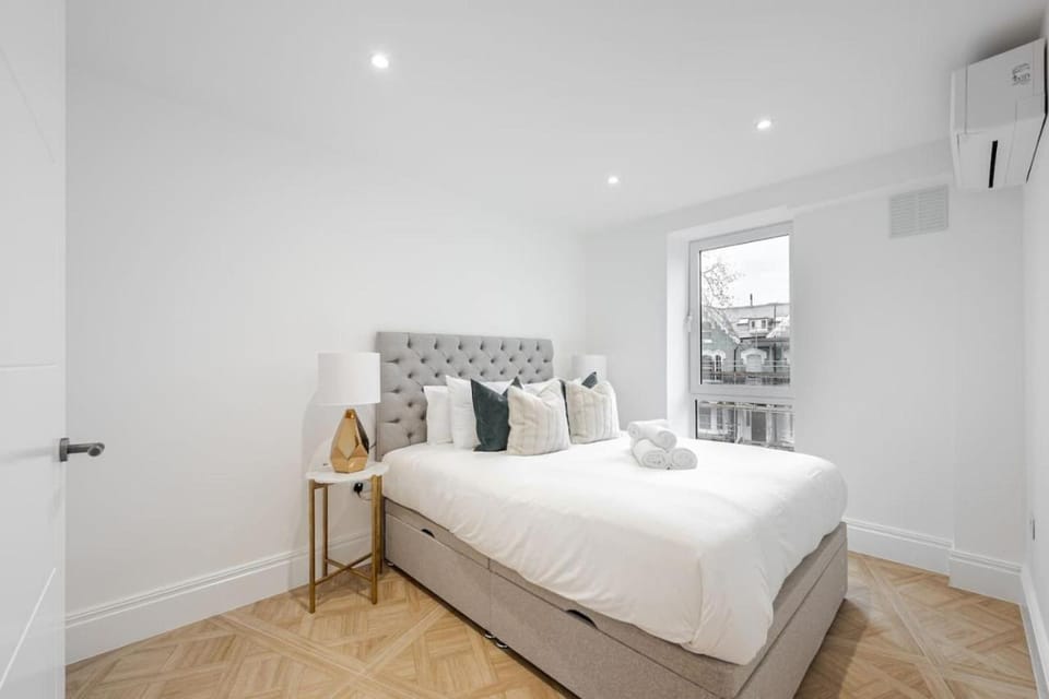 Stunning 2Bd 2Bth in Chiswick with AC and Private Balcony Apartment in London Borough of Ealing