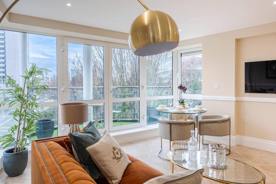 Stunning 2Bd 2Bth in Chiswick with AC and Private Balcony Apartment in London Borough of Ealing