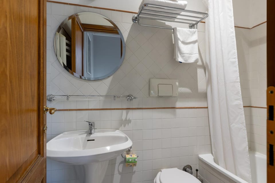 Shower, Toilet, Bathroom, bidet, towels