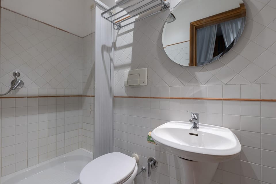 Shower, Toilet, Bathroom, Bath, towels