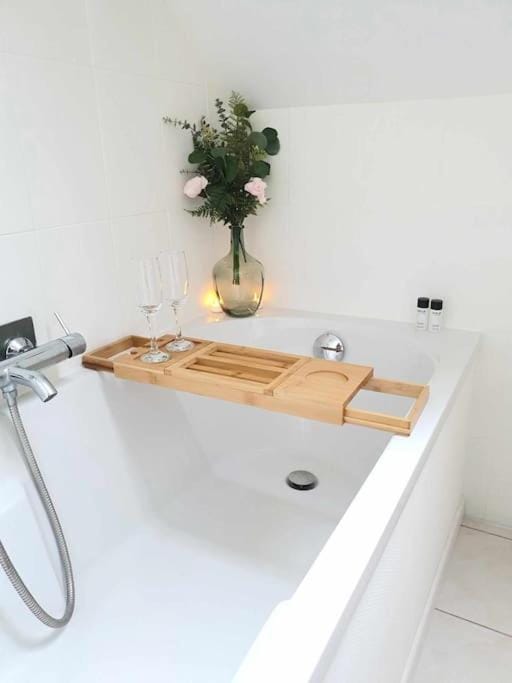 CHANGEMENT DE GESTION - Studio "L'Amoureuse" avec Baignoire - Calme proche Atlantis Apartment in Pays de la Loire