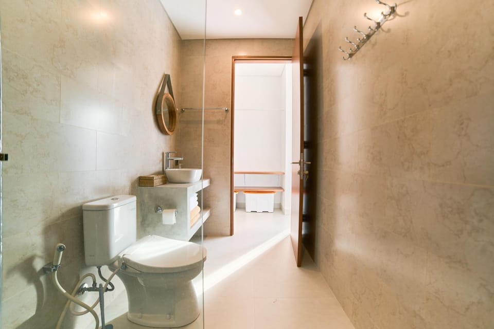 Shower, Toilet