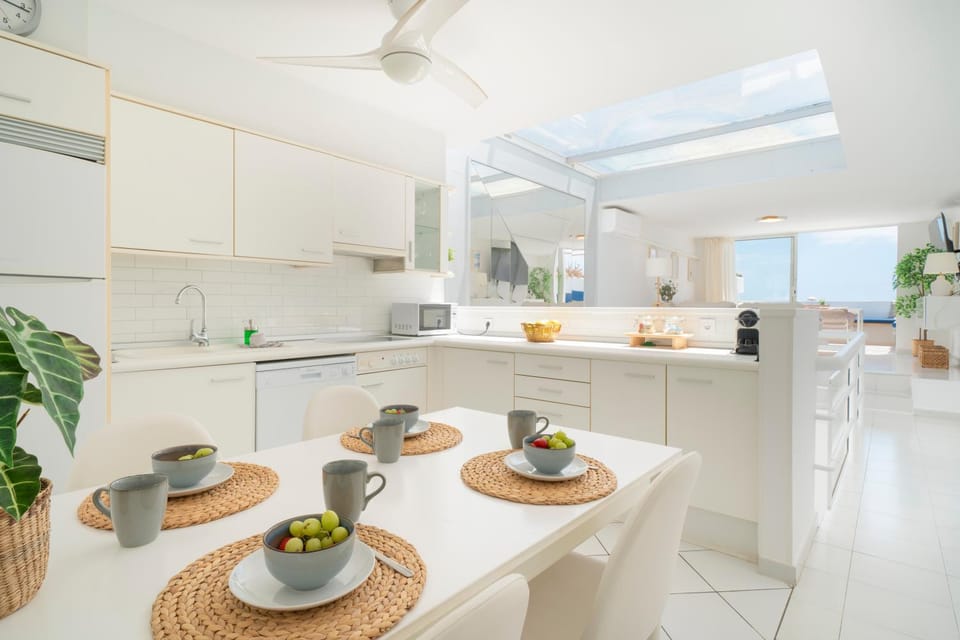 Coffee/tea facilities, Kitchen or kitchenette, Dining area, dishwasher, microwave, toaster, kitchen