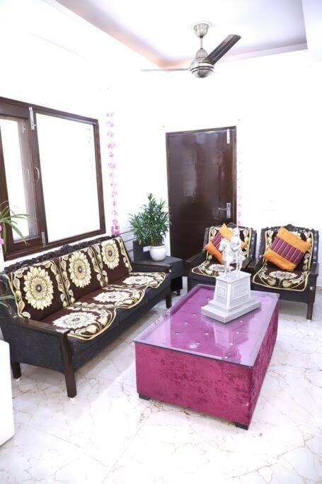 Bed, TV and multimedia, Living room, Photo of the whole room, Seating area, Bedroom, fireplace