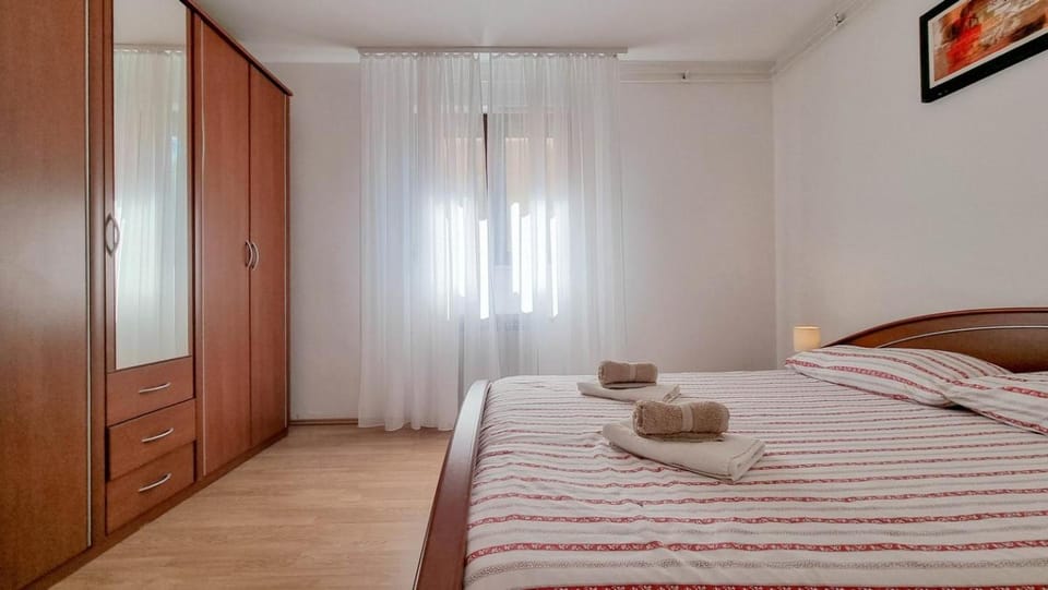 Bed, towels