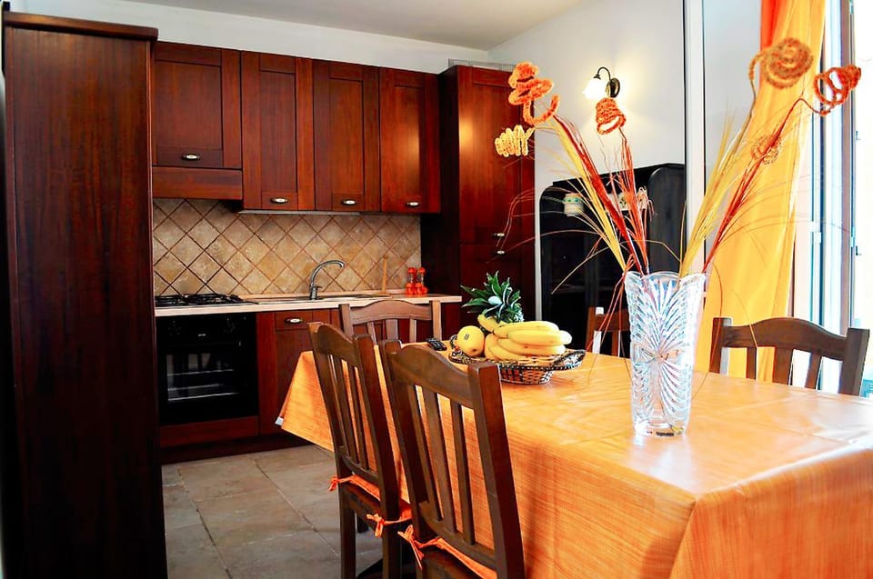 Kitchen or kitchenette, Dining area, pet friendly