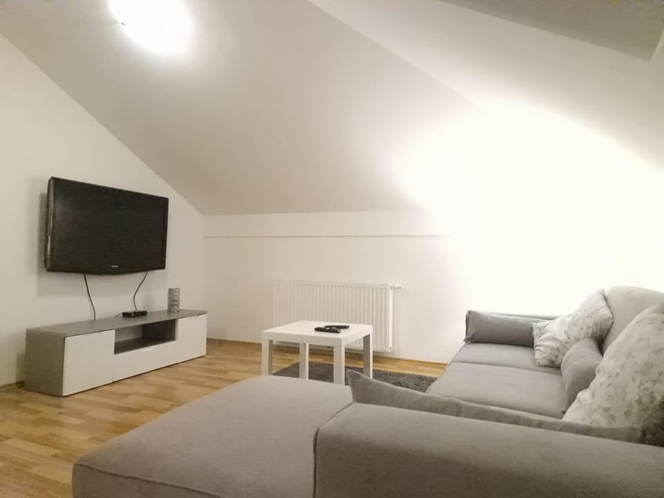 TV and multimedia, Living room, Seating area, Evening entertainment