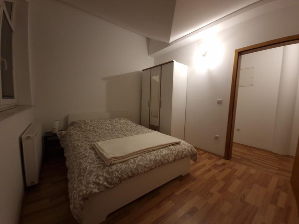 Bed, Photo of the whole room, Bedroom, internet, wardrobe