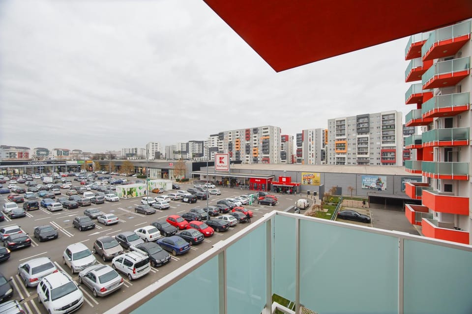 Property building, Day, Neighbourhood, City view, Street view, Location, Parking