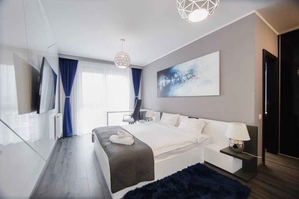 Bed, TV and multimedia, Bedroom