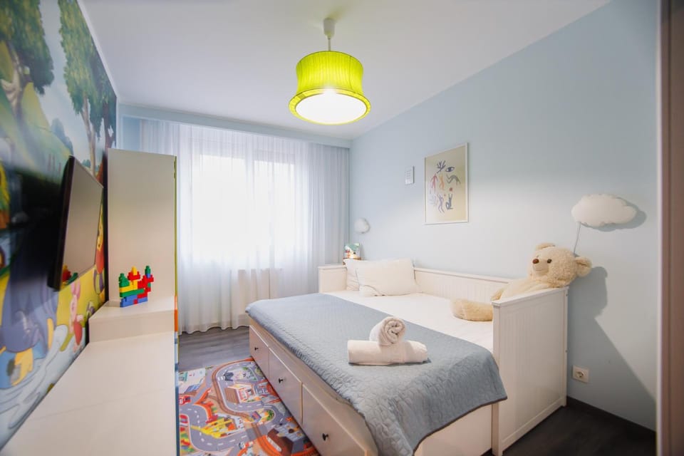 Bed, TV and multimedia, Bedroom