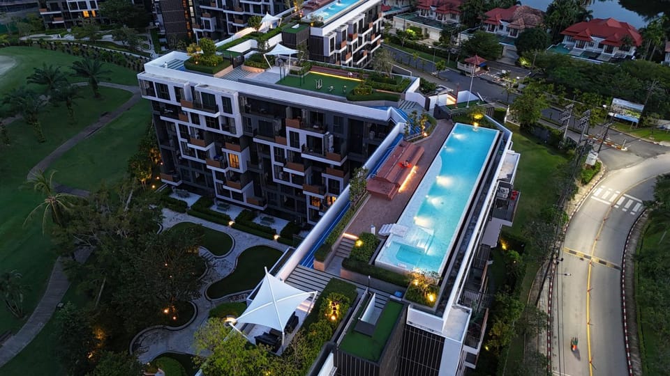 Property building, Bird's eye view, Swimming pool