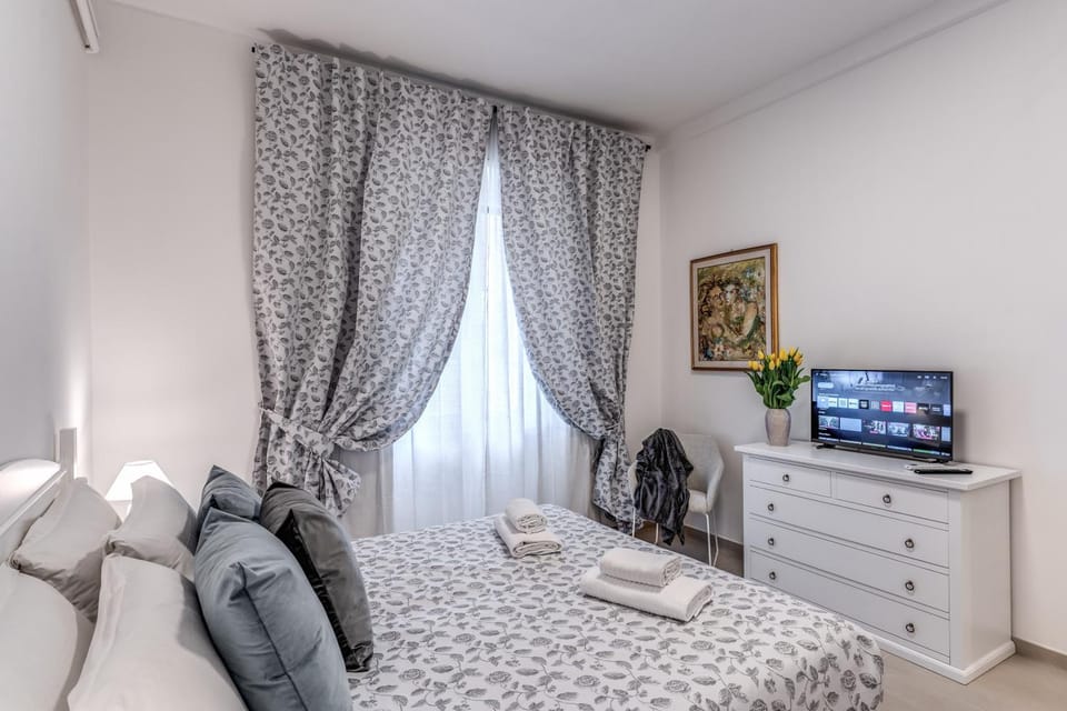 Bed, TV and multimedia, Photo of the whole room, Bedroom, towels