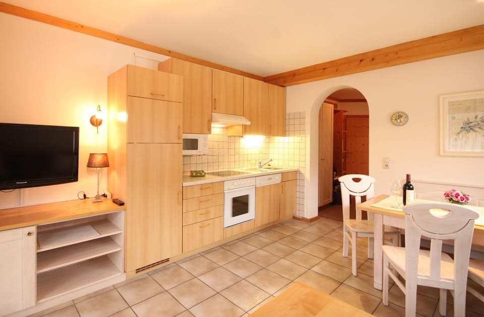 Kitchen or kitchenette, Dining area, dishwasher, minibar, pet friendly, stove