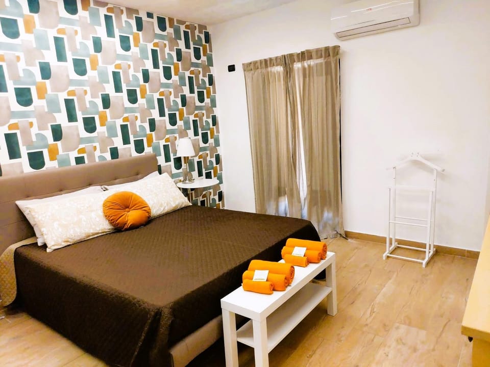 Bed, Bedroom, Family, towels