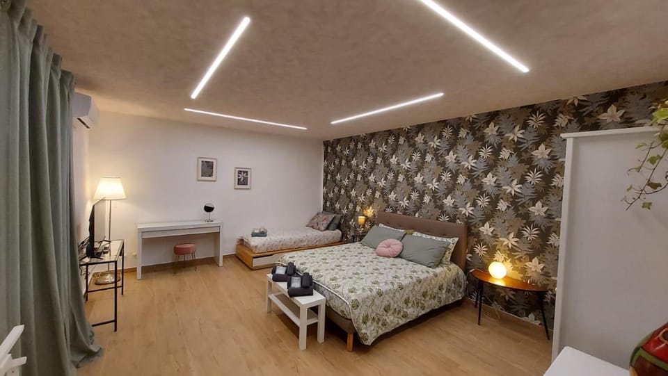 Bed, Photo of the whole room, Decorative detail, Bedroom