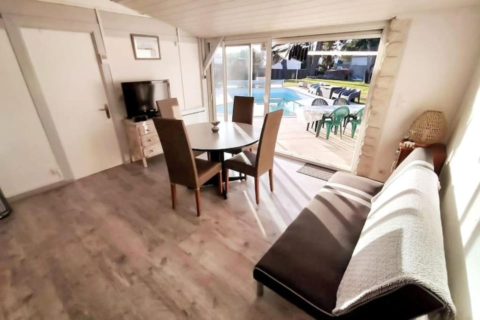 Communal lounge/ TV room, TV and multimedia, Living room, Seating area, Dining area