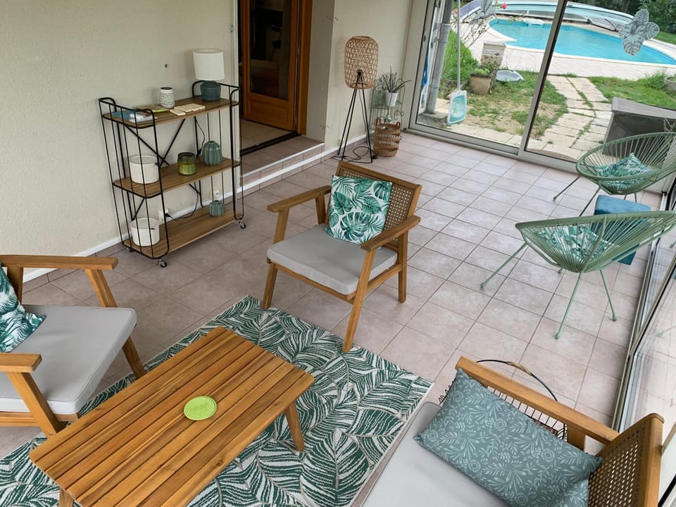 Gîte 3 étoiles les Gourlines avec balneo, véranda, piscine et garage House in Auvergne-Rhône-Alpes