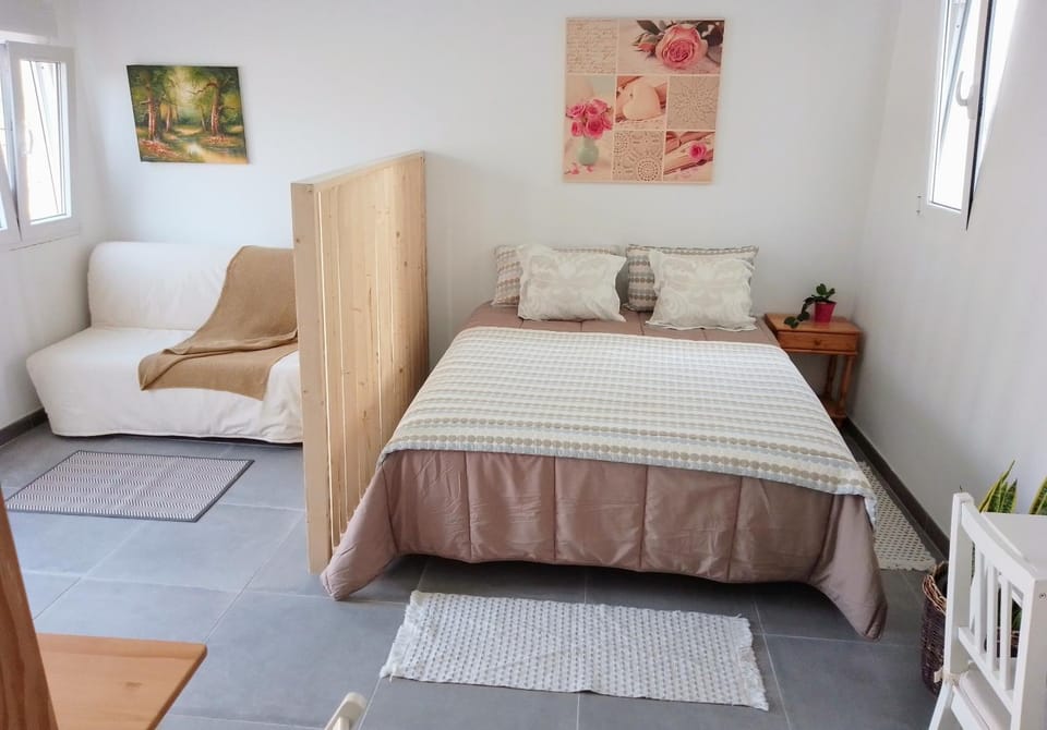 Bed, Seating area, Bedroom