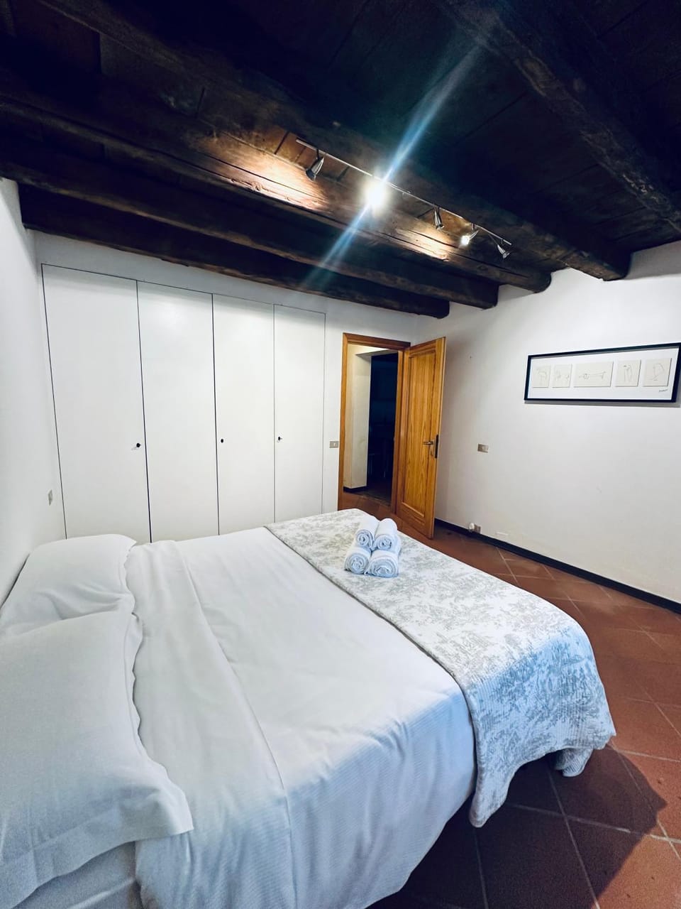 Photo of the whole room, Bedroom, wardrobe