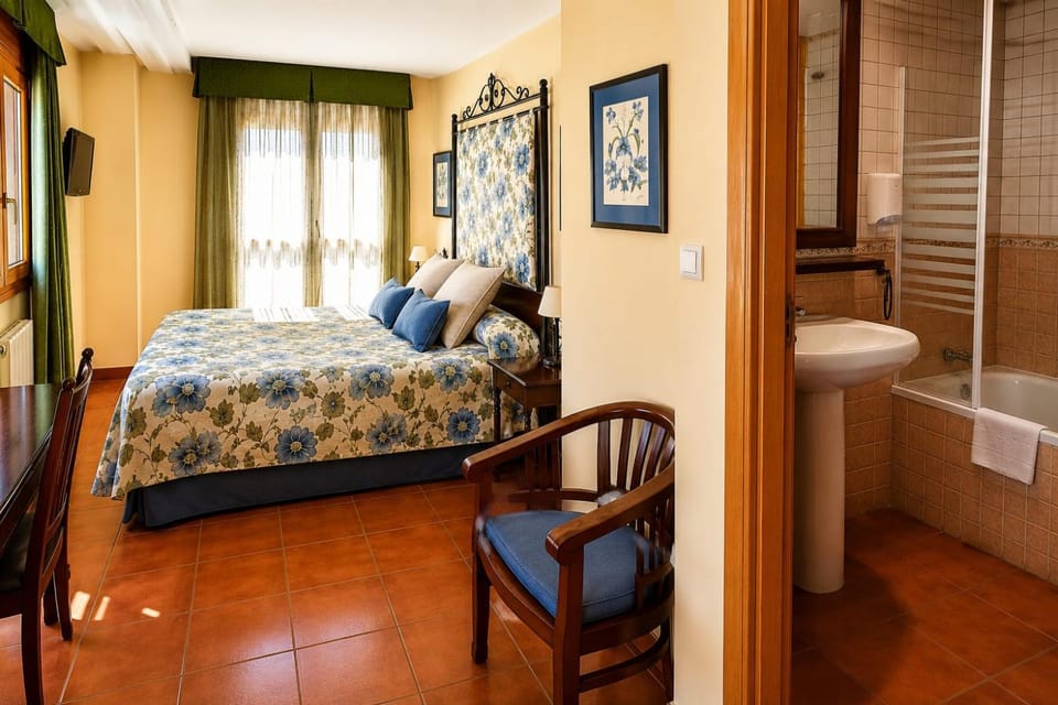 Toilet, Bed, Photo of the whole room, Bedroom, Bath, towels