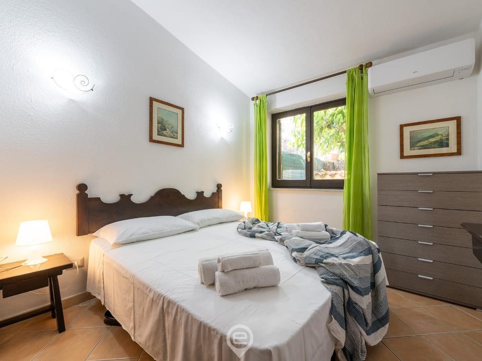 Bed, Photo of the whole room, Bedroom, towels, air conditioner