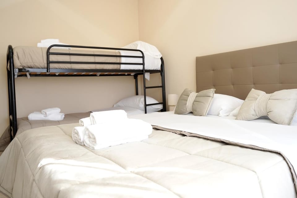 Photo of the whole room, bunk bed, towels