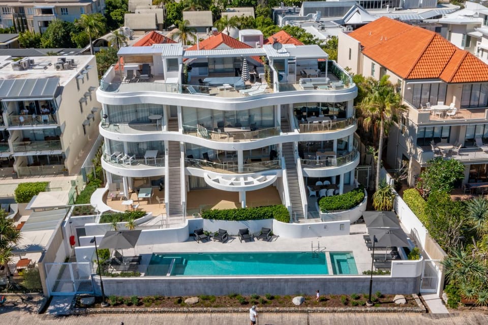 Property building, Bird's eye view, Pool view, Swimming pool, Location, sunbed