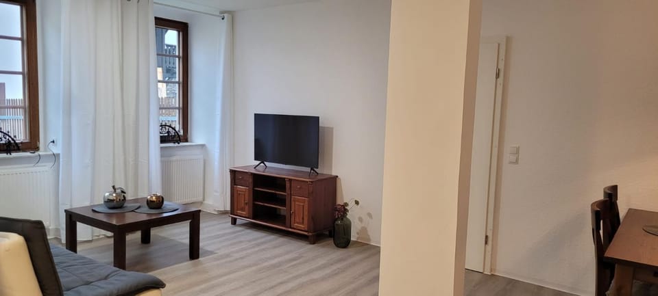 TV and multimedia, Living room, Seating area, Evening entertainment