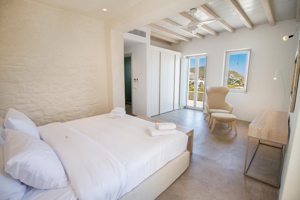 Bed, Photo of the whole room, Seating area, Bedroom, wardrobe
