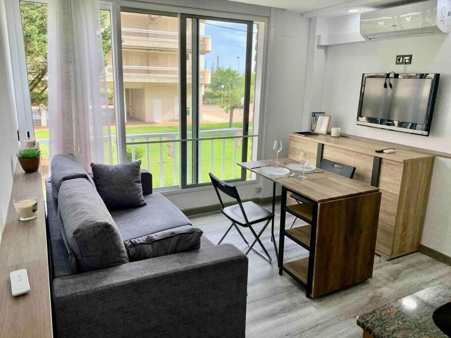 TV and multimedia, Living room, Seating area, Dining area