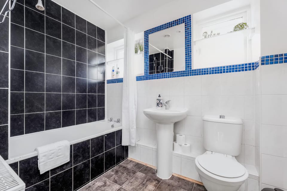Shower, Toilet, Bathroom, Bath, towels