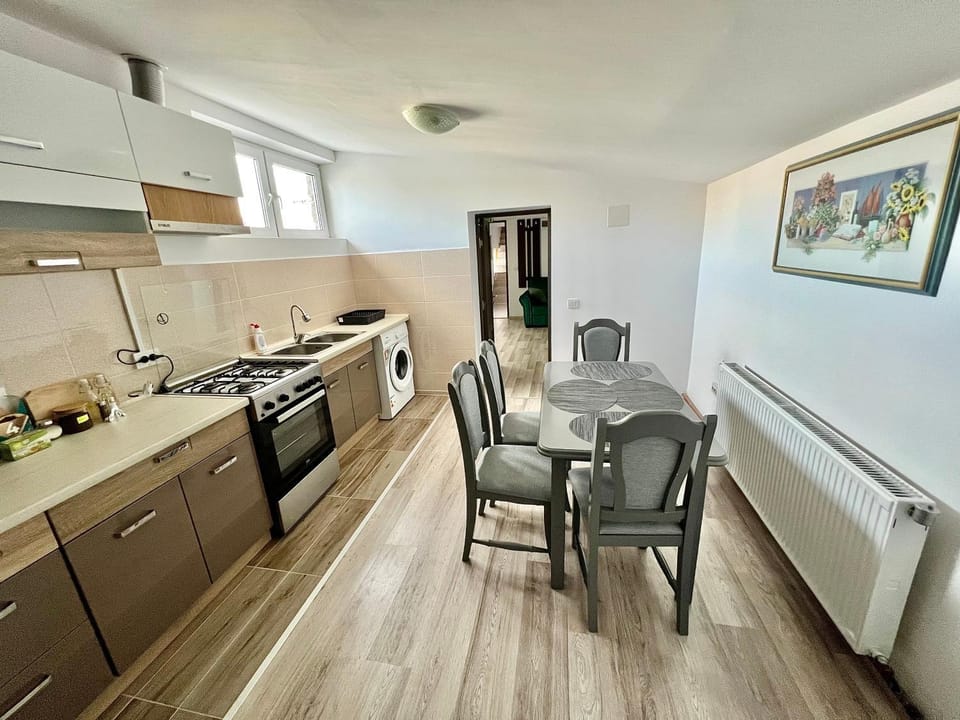 Kitchen or kitchenette, Dining area, pet friendly, stove, washing machine