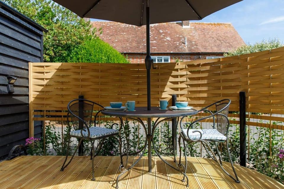 Gorgeous Shepherds Hut - Walk to Beach & Pub House in West Wittering
