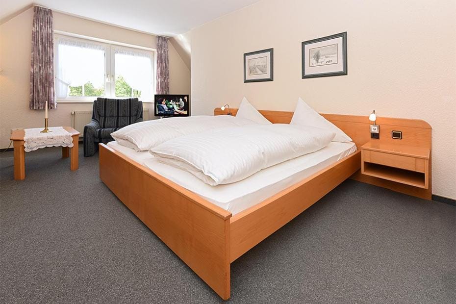 Bed, TV and multimedia, Photo of the whole room, Bedroom