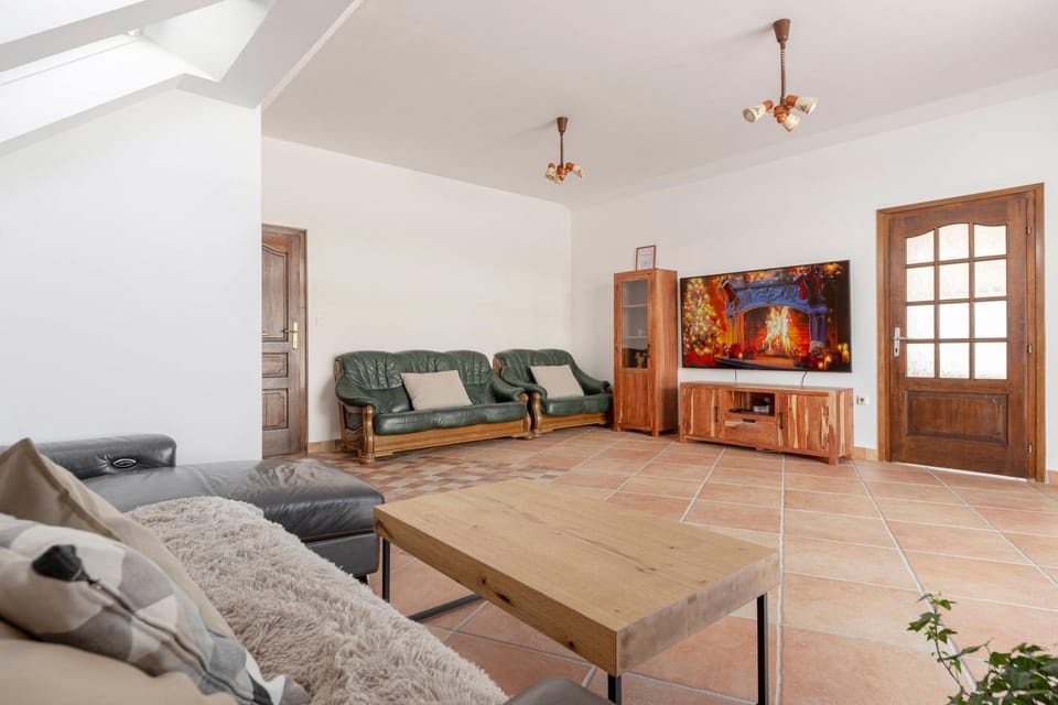 Communal lounge/ TV room, TV and multimedia, Seating area, Evening entertainment