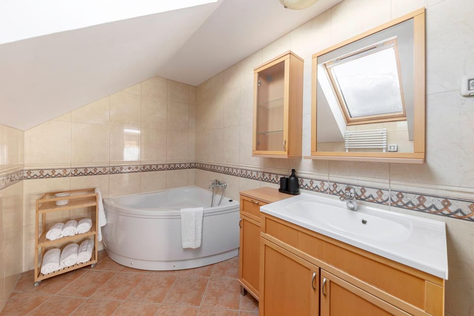 Hot Tub, Bathroom, Bath, towels