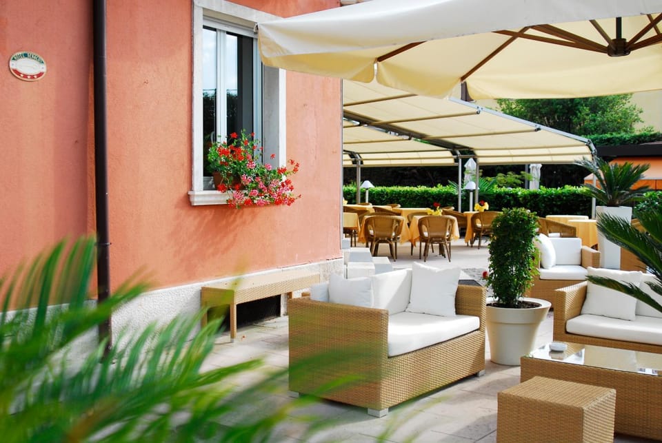 Patio, Facade/entrance