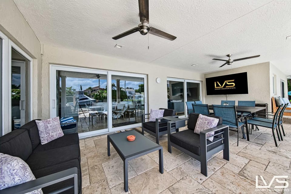 New Royal 80ft Waterfront Wlk2Beach HotPool Spa KitchenBBQ House in Lauderdale-by-the-Sea