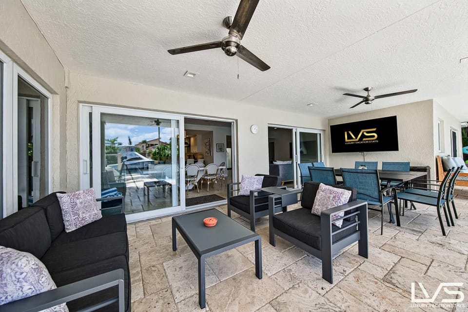 New Royal 80ft Waterfront Wlk2Beach HotPool Spa KitchenBBQ House in Lauderdale-by-the-Sea