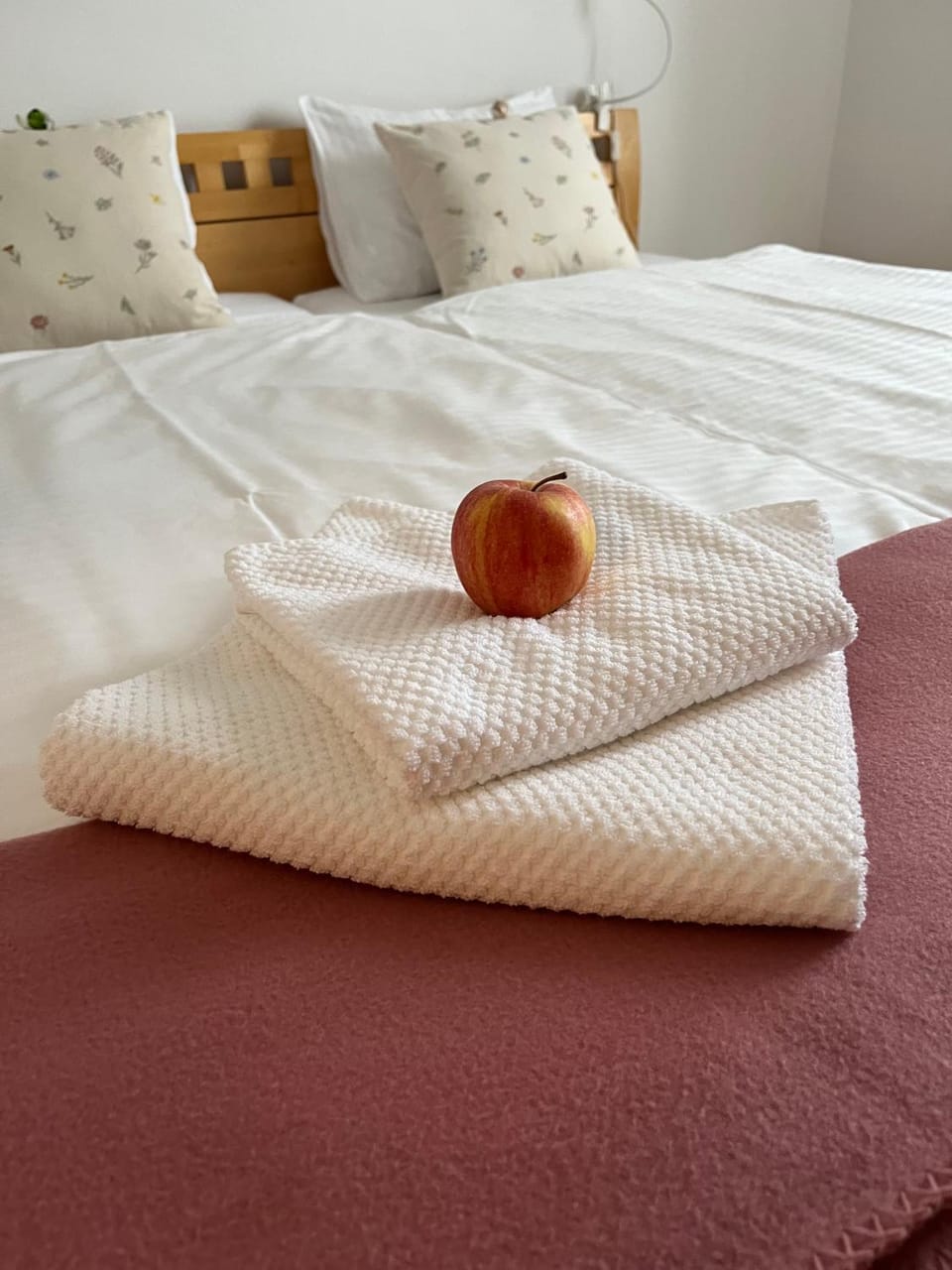 Bed, Bedroom, towels