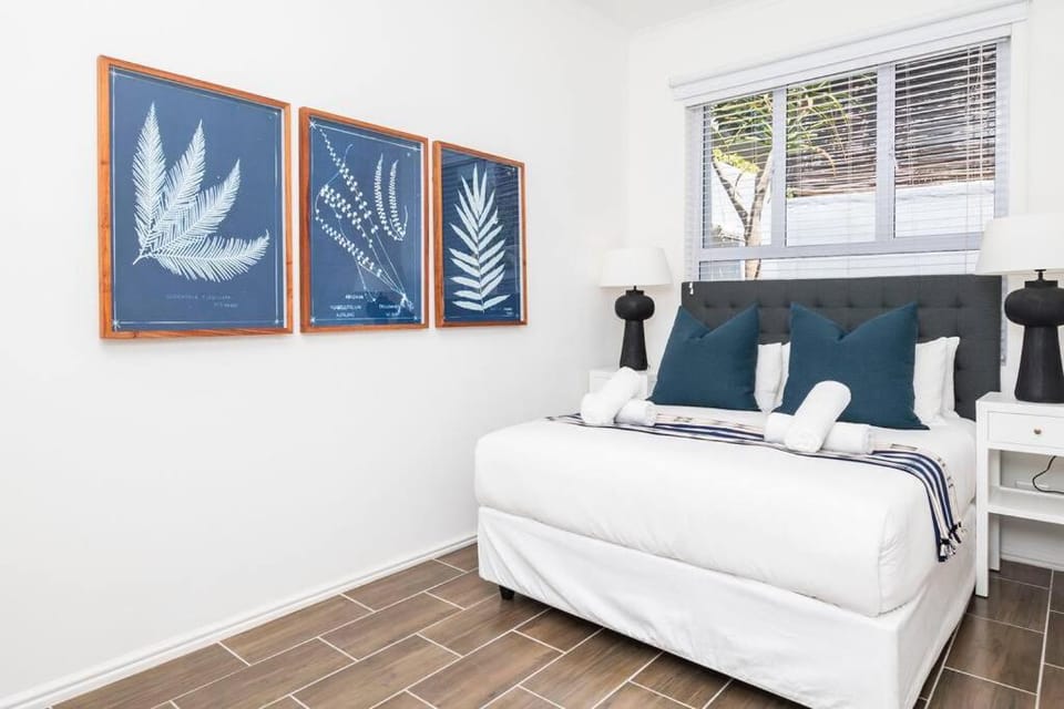 Bed, Photo of the whole room, Decorative detail, Bedroom